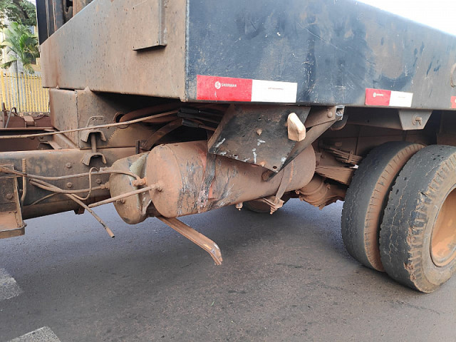 Caminhão foi apreendido sem condições de trafegar. Imagem: (Adilson Domingos)