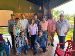 Secretário Ademar Zanatta e piscicultores selecionados para o projeto Renascer Peixe (Foto: Assecom)