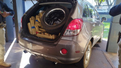 Droga apreendida pela PRF (Foto: Adilson Domingos)