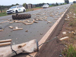 Motorista do tráfico bate de frente com carreta e morre na MS-164