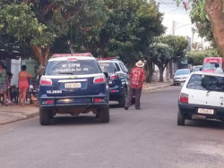 Vizinhos e polícia próximo ao local do crime (Foto: Reprodução)
