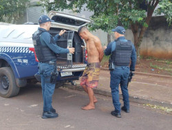 Homem sendo detido pela polícia (Foto: Adilson Domingos)