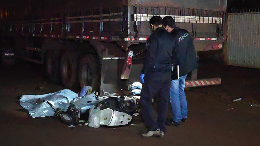 Peritos no local onde motociclista morreu (Imagem: Adilson Domingos)