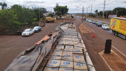 Carreta carregada com 50 mil pacotes de cigarro (Foto: Adilson Domingos)