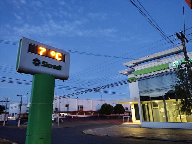 As 5h48, termômetro na Hayel Bon Faker marcava 7 graus, mas frio foi mais intenso (Imagem: Dourados Informa)