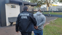 Homem sendo conduzido para a Depac em Dourados (Foto: Adilson Domingos)