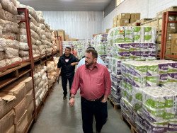 Laudir vistoria estoque de insumos para atenção básica de saúde