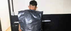 Homem vestido em saco de lixo é preso em tentativa de assalto