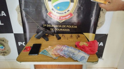 Celular, arma, munições, droga e dinheiro apreendido na casa do acusado (Foto: Adilson Domingos)