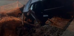Carro do suspeito caído em buraco na noite de ontem. (Foto: Alvorada Informa)