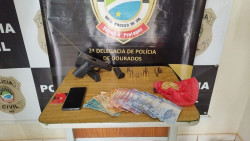 Material apreendido na casa do acusado na ação policial (Foto: Adilson Domingos)