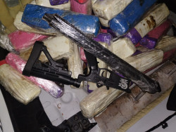 Douradense e o pai são presos com maconha e fuzil em fundo falso de Toro