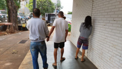 Presos em Dourados durante operação, sendo levados para audiência de custódia nesta manhã (Foto: Adilson Domingos)