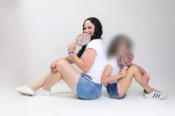 Adriana e a filha de nove anos em foro recente (Foto: Reprodução)