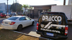 Policiais em frente à Federal Armas, na Hayel Bon Faker (Foto: Adilson Domingos)
