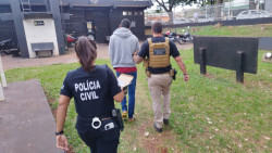 Homem sendo levado para a Delegacia em Dourados (Foto: Adilson Domingos)