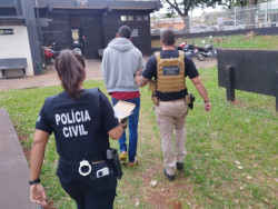 Homem sendo levado para a Delegacia em Dourados (Foto: Adilson Domingos)