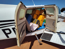 Avião bimotor carregado com aproximadamente 400 quilos de pasta a base de cocaína (Foto: Reprodução)