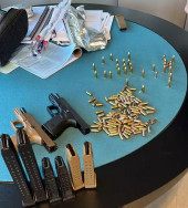 Pistolas, carregadores e munições apreendidos em operação da PF  (Foto: Divulgação)