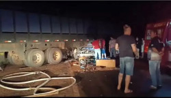 Carro ficou destruído após colisão em rodovia. (Foto: Tudo do MS)