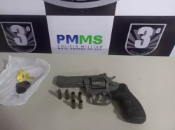 evólver apreendido com homem que trocou tiros com a Polícia Militar. (Foto: Reprodução)