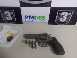 evólver apreendido com homem que trocou tiros com a Polícia Militar. (Foto: Reprodução)
