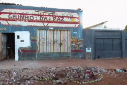 Mulher foi morta em frente à residência com o escrito: gelinho da paz (Foto: Henrique Kawaminami)