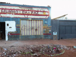 Mulher foi morta em frente à residência com o escrito: gelinho da paz (Foto: Henrique Kawaminami)