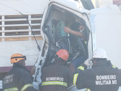 Acidente entre 3 caminhões causa congestionamento na BR-163 em Dourados
