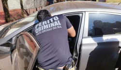 Perito da Polícia Civil durante trabalho de investigação (Foto: Adilson Domingos)