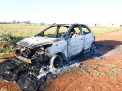 O carro incinerado estava em uma via de terra no bairro Jardim Aurora (Foto: Campo Grande News)