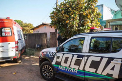 Polícia Militar e Samu em frente a residência (Foto: Campo Grande News)