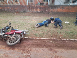 Eles confessaram o furto e foram levados à delegacia (Foto: Campo Grande News)
