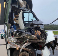 Moradores de Amambai ficam feridos em acidente entre ônibus e caminhão