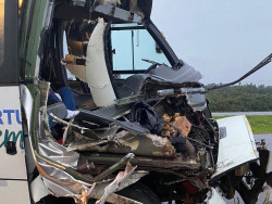 Moradores de Amambai ficam feridos em acidente entre ônibus e caminhão