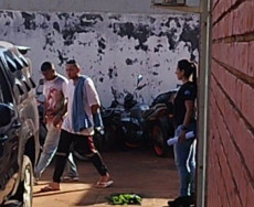 Homens presos pelo assassinato de médico são levados para o presídio