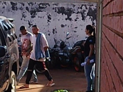 Homens presos pelo assassinato de médico são levados para o presídio