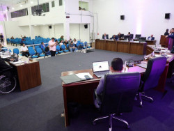 Câmara aprova projetos do executivo e homenageia escola pelos 50 anos