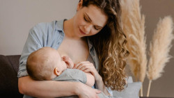 Mulher amamentando bebê (Foto: Divulgação)
