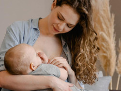 Mulher amamentando bebê (Foto: Divulgação)