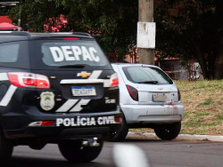 Viatura da Depac Cepol e Celta ocupado pelo suspeito. (Foto: Henrique Kawaminami)