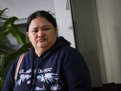 Mãe de Gabriel enquanto conversava com reportagem nesta manhã. (Foto: Henrique Kawaminami)