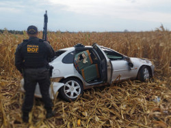 Veículo com mercadorias ilegais capota na MS-379 em Laguna Carapã