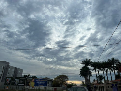 Céu encoberto em Dourados (Foto: Dourados Informa)