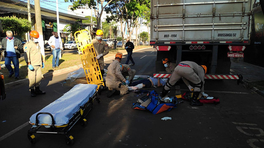 Durante descarga, motorista é atingido por paletes de piso. Imagem: (Adilson Domingos)