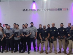 Policiais civis após a homenagem da Câmara Municipal (Foto: Adilson Domingos)