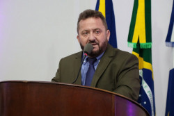 Laudir cobra mão única na rua em frente à Escola Sócrates Câmara