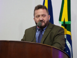 Laudir cobra mão única na rua em frente à Escola Sócrates Câmara