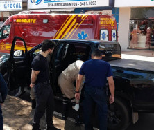 Ladrões invadiram Hilux de policial e mulher foi arrastada