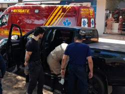 Ladrões invadiram Hilux de policial e mulher foi arrastada